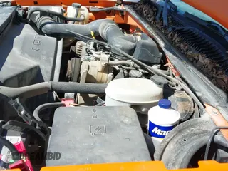 2004 Chevrolet Silverado 1500 Work Truck z VIN 1GCEC14X24Z284372, wystawiony jako IAAI lot #41714675 z przebiegiem 193 486 mil mil oraz . Historia ofert i sprzedaży dostępna na DreamBid. Obrazek 12.