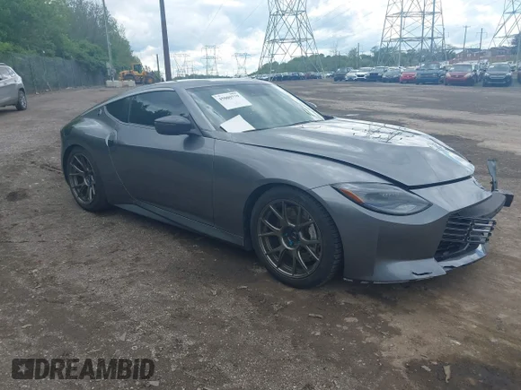 ✅ 2024 Nissan Z Sport • VIN: JN1BZ4AH3RM363542 • Lot: 45009779. Wystawiony na IAAI z przebiegiem 26 992 mil. Bezpłatny archiwum sprzedaży aukcyjnych z USA i szczegółowy raport historii pojazdu na DreamBid. Zdjęcie 1.