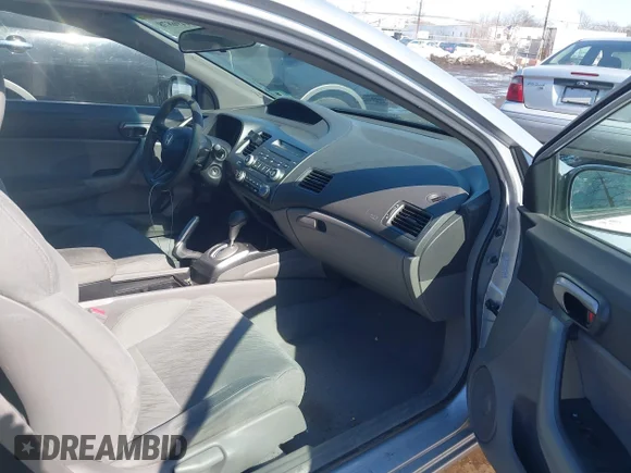 ✅ 2008 Honda Civic LX • VIN: 2HGFG12608H562583 • Lot: 44496878. Wystawiony na IAAI z przebiegiem 194 402 mil. Bezpłatny archiwum sprzedaży aukcyjnych z USA i szczegółowy raport historii pojazdu na DreamBid. Zdjęcie 5.