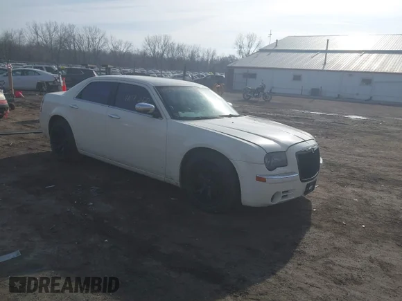 ✅ 2008 Chrysler 300 C Hemi • VIN: 2C3KA63H18H210063 • Lot: 44072420. Wystawiony na IAAI z przebiegiem 193 492 mil. Bezpłatny archiwum sprzedaży aukcyjnych z USA i szczegółowy raport historii pojazdu na DreamBid. Zdjęcie 1.