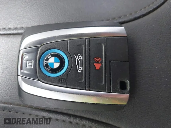 ✅ 2015 BMW i8 • VIN: WBY2Z2C5XFV674202 • Lot: 45418820. Wystawiony na IAAI z przebiegiem 102 716 mil. Bezpłatny archiwum sprzedaży aukcyjnych z USA i szczegółowy raport historii pojazdu na DreamBid. Zdjęcie 11.