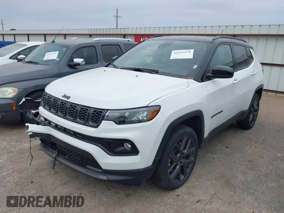 ✅ 2026 Jeep Compass Limited Altitude • VIN: 3C4NJDCN9TT184282 • Лот: 44397170. Опубліковано раніше на IAAI з пробігом 4 790 миль. Безкоштовний доступ до архіву аукціонних продажів зі США та докладний звіт про історію автомобіля на DreamBid. Зображення 2.