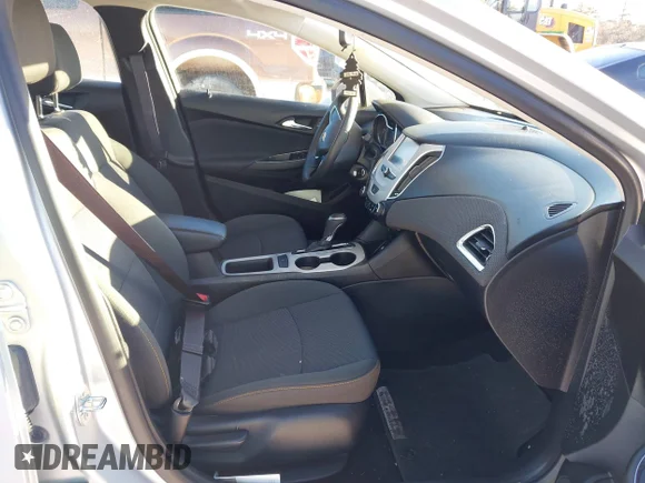 ✅ 2017 Chevrolet Cruze LS • VIN: 1G1BC5SM7H7170803 • Lot: 43841641. Wystawiony na IAAI z przebiegiem 71 360 mil. Bezpłatny archiwum sprzedaży aukcyjnych z USA i szczegółowy raport historii pojazdu na DreamBid. Zdjęcie 5.