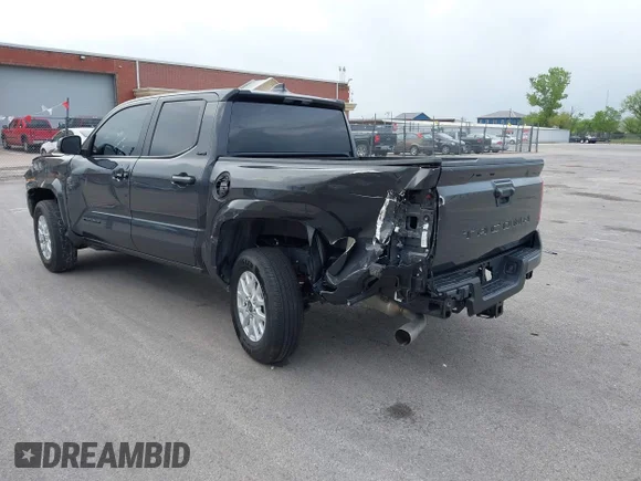 ✅ 2025 Toyota Tacoma SR5 • VIN: 3TMKB5FN1SM050909 • Лот: 44877079. Опубліковано раніше на IAAI з пробігом 3 698 миль. Безкоштовний доступ до архіву аукціонних продажів зі США та докладний звіт про історію автомобіля на DreamBid. Зображення 3.