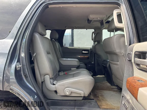 ✅ 2010 Toyota Sequoia Platinum • VIN: 5TDDY5G18AS033686 • Lot: 45127062. Wystawiony na IAAI z przebiegiem 219 932 mil. Bezpłatny archiwum sprzedaży aukcyjnych z USA i szczegółowy raport historii pojazdu na DreamBid. Zdjęcie 6.