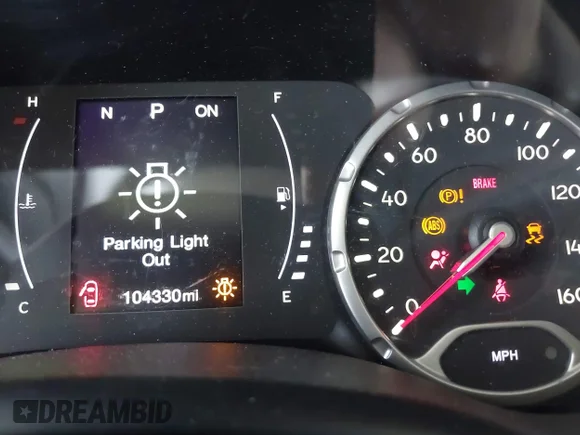 ✅ 2018 Jeep Renegade Upland • VIN: ZACCJBAB8JPH44382 • Lot: 45483038. Wystawiony na IAAI z przebiegiem 104 330 mil. Bezpłatny archiwum sprzedaży aukcyjnych z USA i szczegółowy raport historii pojazdu na DreamBid. Zdjęcie 7.