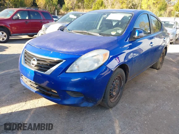 ✅ 2013 Nissan Versa SV • VIN: 3N1CN7AP5DL827359 • Lot: 43628280. Wystawiony na IAAI z przebiegiem 200 963 mil. Bezpłatny archiwum sprzedaży aukcyjnych z USA i szczegółowy raport historii pojazdu na DreamBid. Zdjęcie 2.