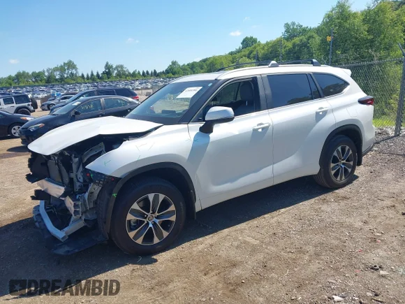 ✅ 2024 Toyota Highlander LE • VIN: 5TDKDRBHXRS565032 • Lot: 42600306. Wystawiony na IAAI z przebiegiem 21 717 mil. Bezpłatny archiwum sprzedaży aukcyjnych z USA i szczegółowy raport historii pojazdu na DreamBid. Zdjęcie 2.