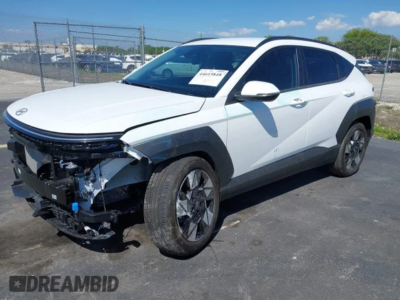 ✅ 2025 Hyundai Kona SEL • VIN: KM8HB3AB7SU268968 • Lot: 44615848. Wystawiony na IAAI z przebiegiem 6 860 mil. Bezpłatny archiwum sprzedaży aukcyjnych z USA i szczegółowy raport historii pojazdu na DreamBid. Zdjęcie 2.