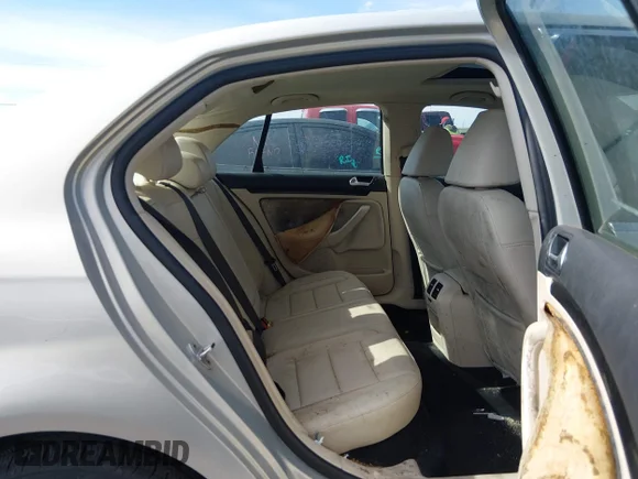 ✅ 2010 Volkswagen Jetta SE • VIN: 3VWRX7AJ7AM039778 • Lot: 44840720. Wystawiony na IAAI z przebiegiem 145 690 mil. Bezpłatny archiwum sprzedaży aukcyjnych z USA i szczegółowy raport historii pojazdu na DreamBid. Zdjęcie 8.
