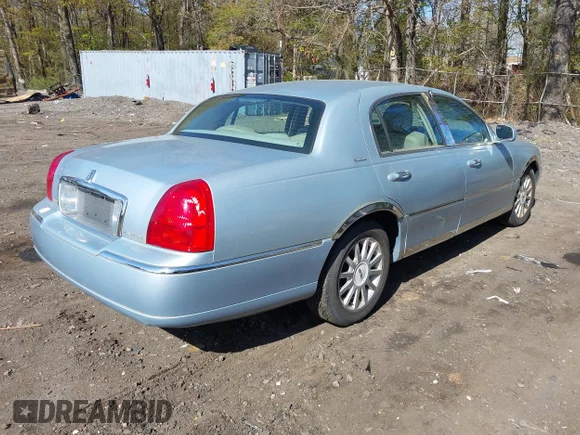 ✅ 2006 Lincoln Town Car Signature • VIN: 1LNHM81V86Y617278 • Lot: 44938560. Wystawiony na IAAI z przebiegiem 84 887 mil. Bezpłatny archiwum sprzedaży aukcyjnych z USA i szczegółowy raport historii pojazdu na DreamBid. Zdjęcie 4.