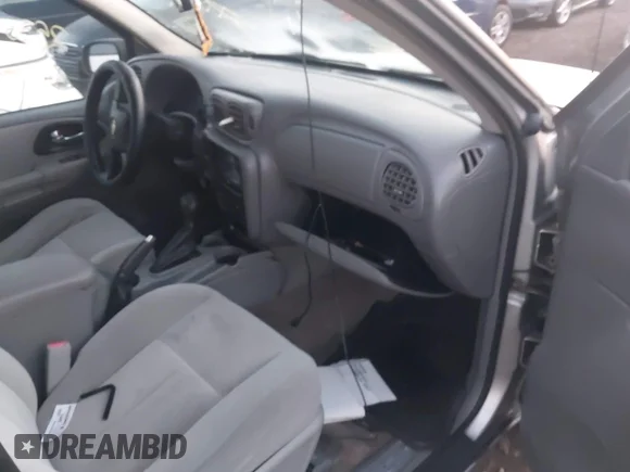 ✅ 2005 Chevrolet TrailBlazer LS • VIN: 1GNDT13S152225039 • Lot: 43496535. Wystawiony na IAAI z przebiegiem Nie podano. Bezpłatny archiwum sprzedaży aukcyjnych z USA i szczegółowy raport historii pojazdu na DreamBid. Zdjęcie 5.