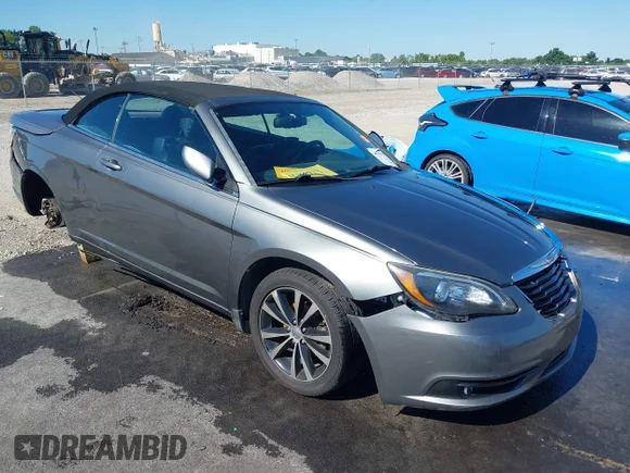 ✅ 2013 Chrysler 200 S • VIN: 1C3BCBGG1DN739227 • Lot: 45369919. Wystawiony na IAAI z przebiegiem 117 905 mil. Bezpłatny archiwum sprzedaży aukcyjnych z USA i szczegółowy raport historii pojazdu na DreamBid. Zdjęcie 1.