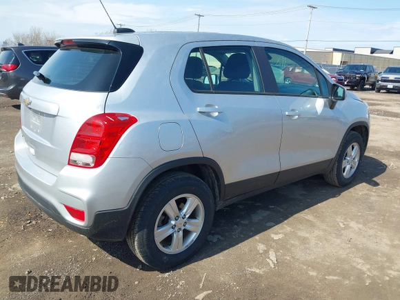 ✅ 2018 Chevrolet Trax LS • VIN: KL7CJNSB2JB596785 • Lot: 44826875. Wystawiony na IAAI z przebiegiem 47 222 mil. Bezpłatny archiwum sprzedaży aukcyjnych z USA i szczegółowy raport historii pojazdu na DreamBid. Zdjęcie 4.
