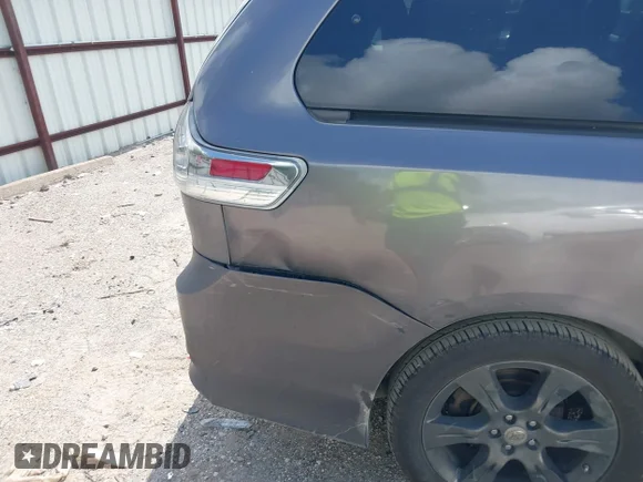 ✅ 2016 Toyota Sienna SE Premium • VIN: 5TDXK3DC6GS733689 • Лот: 45250193. Опубліковано раніше на IAAI з пробігом 241 261 миль. Безкоштовний доступ до архіву аукціонних продажів зі США та докладний звіт про історію автомобіля на DreamBid. Зображення 6.