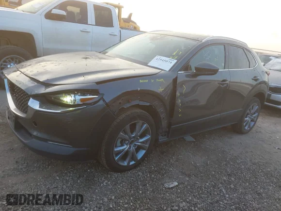 ✅ 2023 Mazda CX-30 S Premium • VIN: 3MVDMBDM4PM526636 • Lot: 42945074. Wystawiony na IAAI z przebiegiem 50 441 mil. Bezpłatny archiwum sprzedaży aukcyjnych z USA i szczegółowy raport historii pojazdu na DreamBid. Zdjęcie 2.