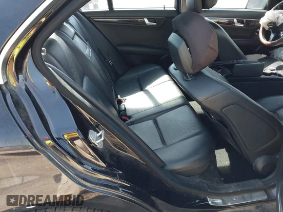 ✅ 2012 Mercedes-Benz C 300 Luxury • VIN: WDDGF8BB2CR226945 • Lot: 45243822. Wystawiony na IAAI z przebiegiem 245 146 mil. Bezpłatny archiwum sprzedaży aukcyjnych z USA i szczegółowy raport historii pojazdu na DreamBid. Zdjęcie 8.
