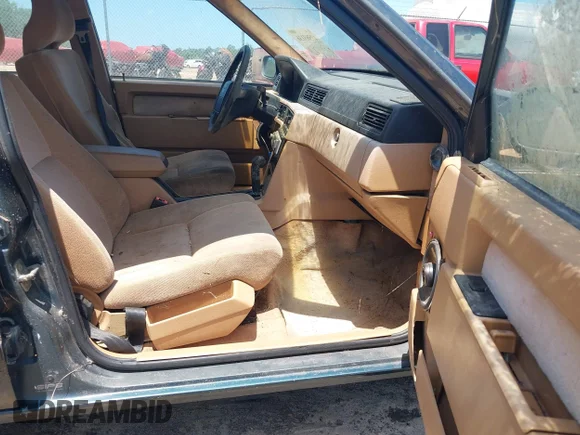 ✅ 1993 Volvo 940 • VIN: YV1JW8835P1066915 • Lot: 42583136. Wystawiony na IAAI z przebiegiem 344 472 mil. Bezpłatny archiwum sprzedaży aukcyjnych z USA i szczegółowy raport historii pojazdu na DreamBid. Zdjęcie 5.