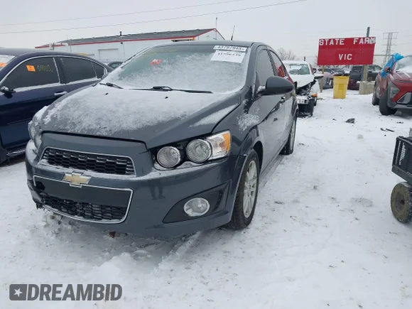 ✅ 2013 Chevrolet Sonic LT • VIN: 1G1JC5SH8D4147038 • Lot: 41596239. Wystawiony na IAAI z przebiegiem 126 313 mil. Bezpłatny archiwum sprzedaży aukcyjnych z USA i szczegółowy raport historii pojazdu na DreamBid. Zdjęcie 2.