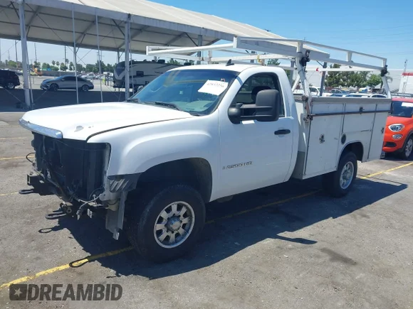 ✅ 2007 GMC Sierra 2500HD Work Truck • VIN: 1GDHC24K17E586069 • Lot: 42832256. Wystawiony na IAAI z przebiegiem 410 233 mil. Bezpłatny archiwum sprzedaży aukcyjnych z USA i szczegółowy raport historii pojazdu na DreamBid. Zdjęcie 2.