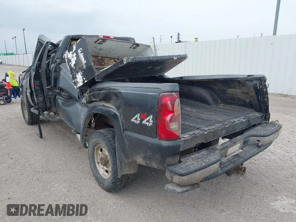 ✅ 2003 Chevrolet Silverado 2500HD LT • VIN: 1GCHK29113E354797 • Lot: 45121495. Wystawiony na IAAI z przebiegiem Nie podano. Bezpłatny archiwum sprzedaży aukcyjnych z USA i szczegółowy raport historii pojazdu na DreamBid. Zdjęcie 3.
