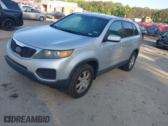 ✅ 2011 Kia Sorento LX • VIN: 5XYKT3A12BG085770 • Lot: 44914301. Wystawiony na IAAI z przebiegiem 267 636 mil. Bezpłatny archiwum sprzedaży aukcyjnych z USA i szczegółowy raport historii pojazdu na DreamBid. Zdjęcie 2.