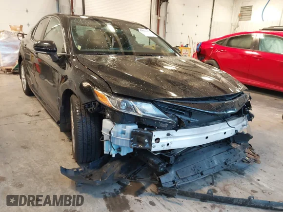 ✅ 2021 Toyota Camry LE • VIN: 4T1R11AK0MU580659 • Lot: 43962347. Wystawiony na IAAI z przebiegiem 43 857 mil. Bezpłatny archiwum sprzedaży aukcyjnych z USA i szczegółowy raport historii pojazdu na DreamBid. Zdjęcie 1.