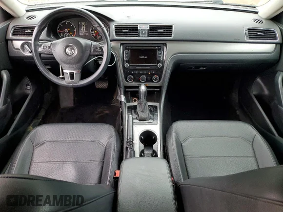 ✅ 2014 Volkswagen Passat SE • VIN: 1VWBN7A3XEC092376 • Lot: 49570316. Wystawiony na Copart z przebiegiem 145 530 mil. Bezpłatny archiwum sprzedaży aukcyjnych z USA i szczegółowy raport historii pojazdu na DreamBid. Zdjęcie 8.