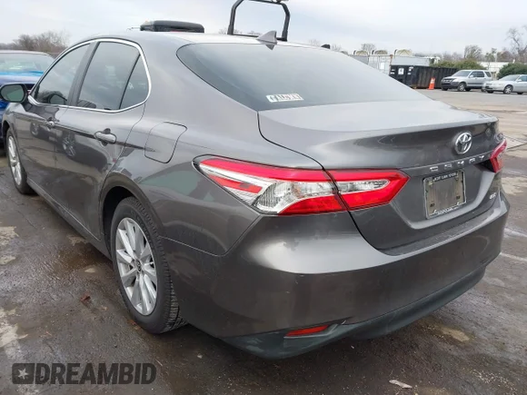 ✅ 2020 Toyota Camry LE • VIN: 4T1L11AK7LU953684 • Lot: 44208591. Wystawiony na IAAI z przebiegiem 50 231 mil. Bezpłatny archiwum sprzedaży aukcyjnych z USA i szczegółowy raport historii pojazdu na DreamBid. Zdjęcie 3.