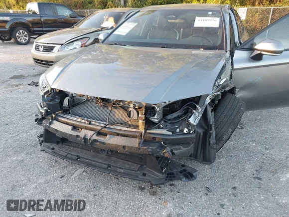 ✅ 2025 Toyota Camry LE • VIN: 4T1DAACK7SU615993 • Lot: 44109956. Wystawiony na IAAI z przebiegiem 15 112 mil. Bezpłatny archiwum sprzedaży aukcyjnych z USA i szczegółowy raport historii pojazdu na DreamBid. Zdjęcie 6.