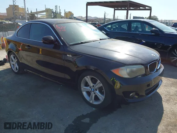 ✅ 2013 BMW 1 Series 128i • VIN: WBAUP7C53DVP25255 • Лот: 43100474. Опубліковано раніше на IAAI з пробігом 107 696 миль. Безкоштовний доступ до архіву аукціонних продажів зі США та докладний звіт про історію автомобіля на DreamBid. Зображення 1.