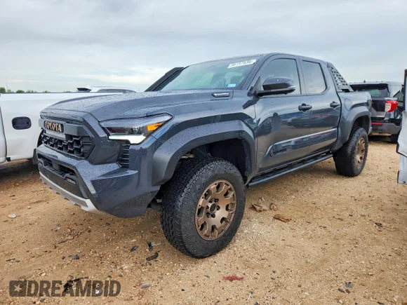 ✅ 2025 Toyota Tacoma TRD Off Road Hybrid • VIN: 3TYLC5LN6ST043657 • Lot: 56157636. Wystawiony na Copart z przebiegiem 8 934 mil. Bezpłatny archiwum sprzedaży aukcyjnych z USA i szczegółowy raport historii pojazdu na DreamBid. Zdjęcie 1.
