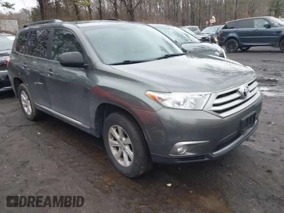 ✅ 2013 Toyota Highlander SE • VIN: 5TDBK3EH4DS209134 • Lot: 44685380. Wystawiony na IAAI z przebiegiem 137 276 mil. Bezpłatny archiwum sprzedaży aukcyjnych z USA i szczegółowy raport historii pojazdu na DreamBid. Zdjęcie 1.