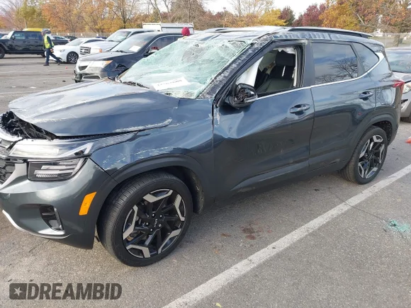 ✅ 2024 Kia Seltos SX • VIN: KNDETCA78R7508537 • Lot: 43562608. Wystawiony na IAAI z przebiegiem 24 687 mil. Bezpłatny archiwum sprzedaży aukcyjnych z USA i szczegółowy raport historii pojazdu na DreamBid. Zdjęcie 2.