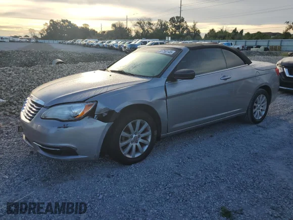✅ 2014 Chrysler 200 Touring • VIN: 1C3BCBEB8EN158316 • Lot: 81750145. Wystawiony na Copart z przebiegiem 57 715 mil. Bezpłatny archiwum sprzedaży aukcyjnych z USA i szczegółowy raport historii pojazdu na DreamBid. Zdjęcie 1.
