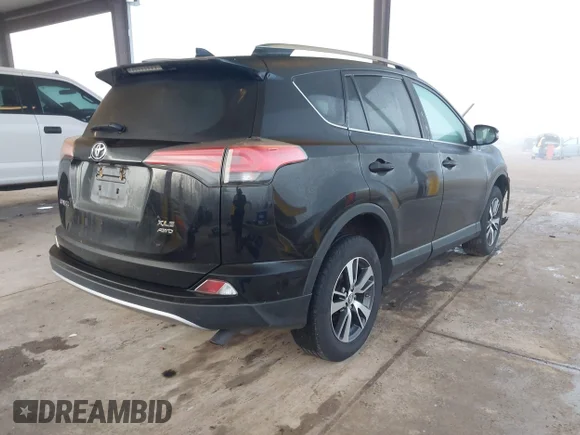 ✅ 2018 Toyota RAV4 XLE • VIN: 2T3RFREV8JW731500 • Lot: 44194386. Wystawiony na IAAI z przebiegiem 59 521 mil. Bezpłatny archiwum sprzedaży aukcyjnych z USA i szczegółowy raport historii pojazdu na DreamBid. Zdjęcie 4.