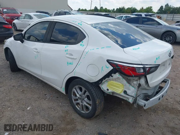 ✅ 2018 Toyota Yaris • VIN: 3MYDLBYV4JY324422 • Lot: 43121124. Wystawiony na IAAI z przebiegiem 180 536 mil. Bezpłatny archiwum sprzedaży aukcyjnych z USA i szczegółowy raport historii pojazdu na DreamBid. Zdjęcie 3.