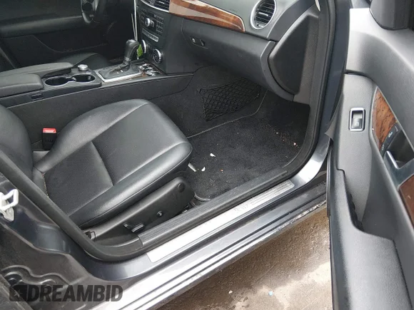 ✅ 2014 Mercedes-Benz C 300 Sport • VIN: WDDGF8AB8EA927735 • Lot: 44759242. Wystawiony na IAAI z przebiegiem 146 249 mil. Bezpłatny archiwum sprzedaży aukcyjnych z USA i szczegółowy raport historii pojazdu na DreamBid. Zdjęcie 5.