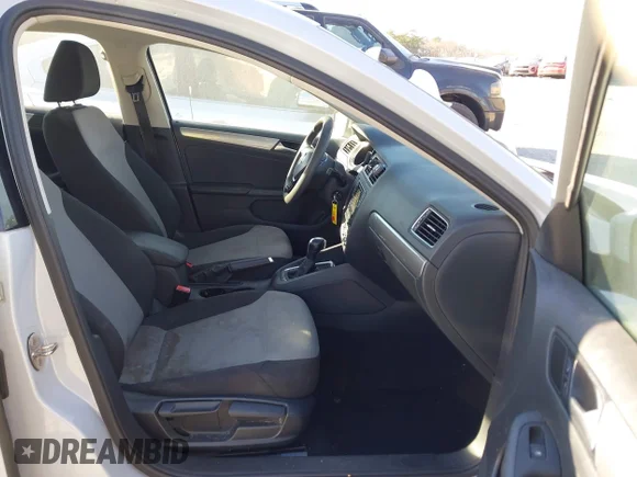 ✅ 2017 Volkswagen Jetta S • VIN: 3VW2B7AJ6HM359636 • Lot: 44035083. Wystawiony na IAAI z przebiegiem 142 814 mil. Bezpłatny archiwum sprzedaży aukcyjnych z USA i szczegółowy raport historii pojazdu na DreamBid. Zdjęcie 5.