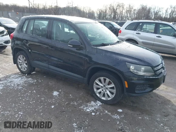 ✅ 2018 Volkswagen Tiguan • VIN: WVGAV7AX2JK001596 • Lot: 44607587. Wystawiony na IAAI z przebiegiem 100 964 mil. Bezpłatny archiwum sprzedaży aukcyjnych z USA i szczegółowy raport historii pojazdu na DreamBid. Zdjęcie 1.