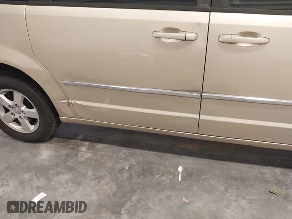 ✅ 2010 Dodge Grand Caravan SXT • VIN: 2D4RN5DX4AR190179 • Lot: 45482068. Wystawiony na IAAI z przebiegiem 186 212 mil. Bezpłatny archiwum sprzedaży aukcyjnych z USA i szczegółowy raport historii pojazdu na DreamBid. Zdjęcie 6.