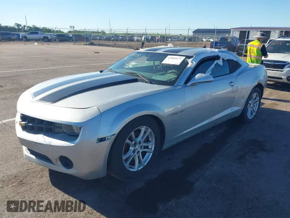 ✅ 2013 Chevrolet Camaro LS • VIN: 2G1FA1E38D9164780 • Lot: 45085677. Wystawiony na IAAI z przebiegiem 141 907 mil. Bezpłatny archiwum sprzedaży aukcyjnych z USA i szczegółowy raport historii pojazdu na DreamBid. Zdjęcie 2.