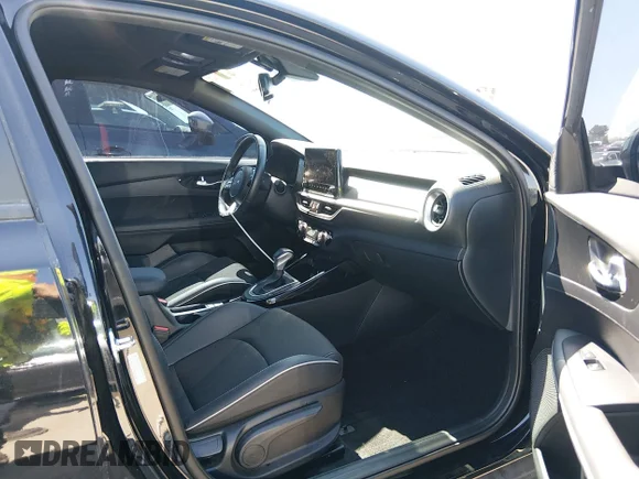 ✅ 2024 Kia Forte GT-Line • VIN: 3KPF54AD8RE779575 • Lot: 44350831. Wystawiony na IAAI z przebiegiem 24 384 mil. Bezpłatny archiwum sprzedaży aukcyjnych z USA i szczegółowy raport historii pojazdu na DreamBid. Zdjęcie 5.