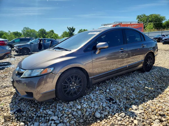 ✅ 2010 Honda Civic LX • VIN: 19XFA1F52AE085982 • Lot: 56654426. Wystawiony na Copart z przebiegiem 223 916 mil. Bezpłatny archiwum sprzedaży aukcyjnych z USA i szczegółowy raport historii pojazdu na DreamBid. Zdjęcie 1.