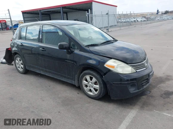 ✅ 2008 Nissan Versa S • VIN: 3N1BC13E38L410497 • Лот: 44558263. Опубликован ранее на IAAI с пробегом 115 879 миль. Бесплатный доступ к архиву аукционных продаж из США и подробный отчёт об истории автомобиля на DreamBid. Изображение 1.