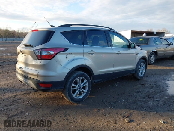 ✅ 2018 Ford Escape SE • VIN: 1FMCU0GD6JUA93736 • Lot: 43896178. Wystawiony na IAAI z przebiegiem 59 331 mil. Bezpłatny archiwum sprzedaży aukcyjnych z USA i szczegółowy raport historii pojazdu na DreamBid. Zdjęcie 4.
