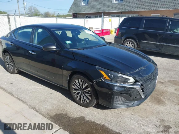 ✅ 2024 Nissan Altima SV • VIN: 1N4BL4DV5RN306677 • Лот: 44879798. Опубліковано раніше на IAAI з пробігом 56 776 миль. Безкоштовний доступ до архіву аукціонних продажів зі США та докладний звіт про історію автомобіля на DreamBid. Зображення 1.