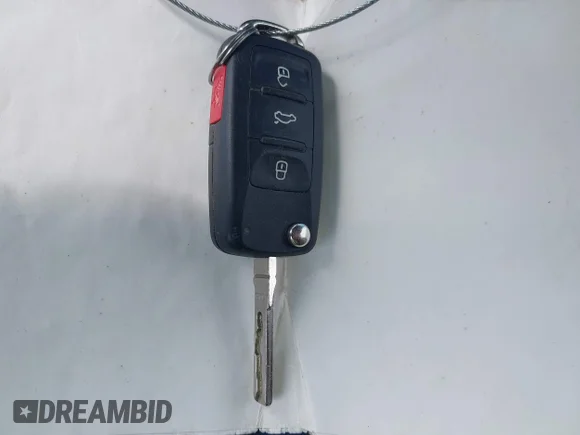 ✅ 2013 Volkswagen Beetle 2.5L w/Tech • VIN: 3VW5X7AT5DM831867 • Лот: 42230853. Опубліковано раніше на IAAI з пробігом 156 780 миль. Безкоштовний доступ до архіву аукціонних продажів зі США та докладний звіт про історію автомобіля на DreamBid. Зображення 11.