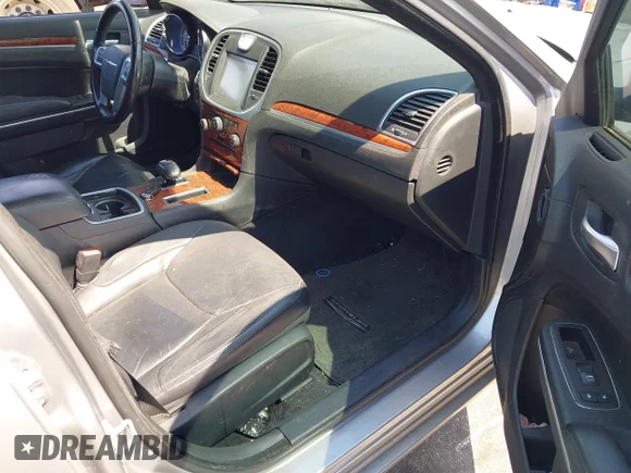 ✅ 2014 Chrysler 300 • VIN: 2C3CCAAG0EH289006 • Lot: 44900442. Wystawiony na IAAI z przebiegiem 100 122 mil. Bezpłatny archiwum sprzedaży aukcyjnych z USA i szczegółowy raport historii pojazdu na DreamBid. Zdjęcie 5.