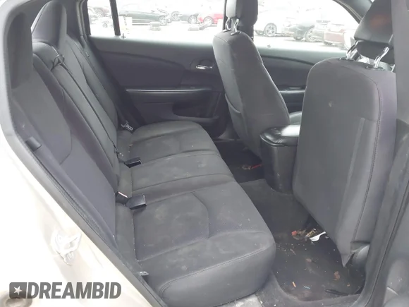 ✅ 2013 Chrysler 200 LX • VIN: 1C3CCBAB0DN698588 • Lot: 41082795. Wystawiony na IAAI z przebiegiem 171 536 mil. Bezpłatny archiwum sprzedaży aukcyjnych z USA i szczegółowy raport historii pojazdu na DreamBid. Zdjęcie 8.